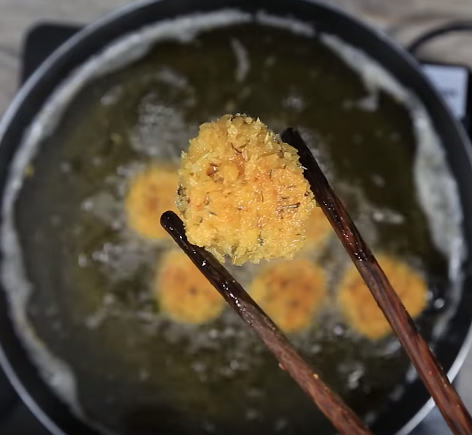 10 phút có ngay món thịt ba chỉ xào dưa cải chua cực đưa cơm ngày lạnh