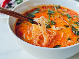 15 phút cho tô cà-ri bún gạo nóng hổi