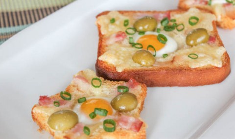 15 phút chuẩn bị sandwich nướng trứng cút cho bữa sáng