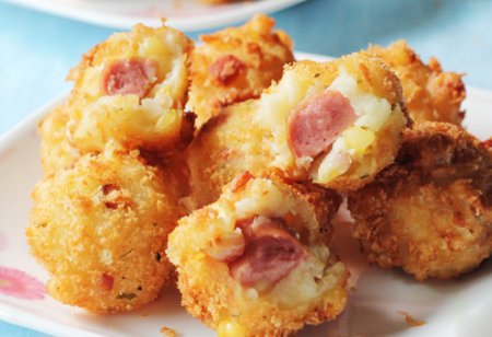 Ăn nhẹ: Bánh khoai tây xúc xích
