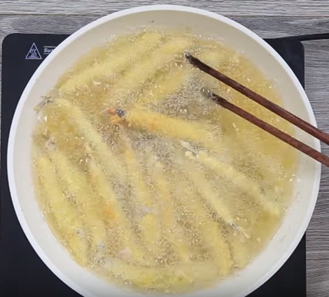 Ăn vặt cực đã với bánh bột chiên đường kiểu Thái đủ vị