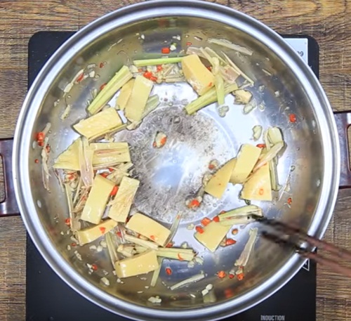 Ăn vặt cực đã với món nui chiên bơ ngọt thơm nức, ngon khó chối từ