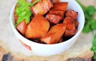 Ba chỉ kho khoai sọ