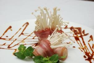 Ba rọi cuộn nấm