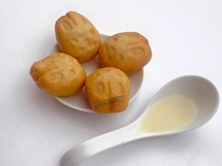 Bánh bao chay chiên chấm sữa