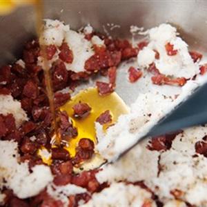 Cách làm bánh bao chiên nhân lạp xưởng