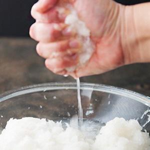 Cách làm bánh bao chiên nhân lạp xưởng