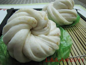 Bánh bao hạt lanh, sữa cuộn hình hoa