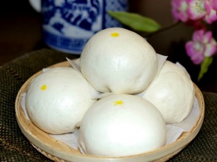 Bánh bao nhân trứng sữa (Cade)