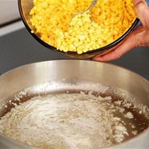 Cách làm bánh bắp chiên bơ
