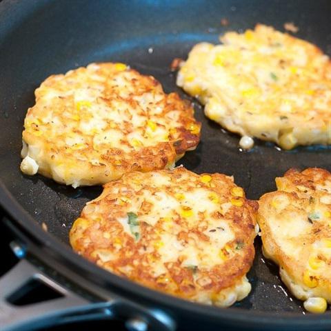 Cách làm bánh bắp chiên giòn cho bữa sáng