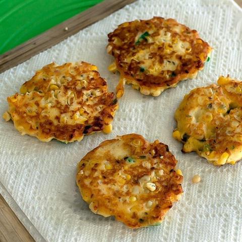 Cách làm bánh bắp chiên giòn cho bữa sáng