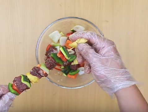 Bánh bí đỏ chiên nóng hổi thơm phức