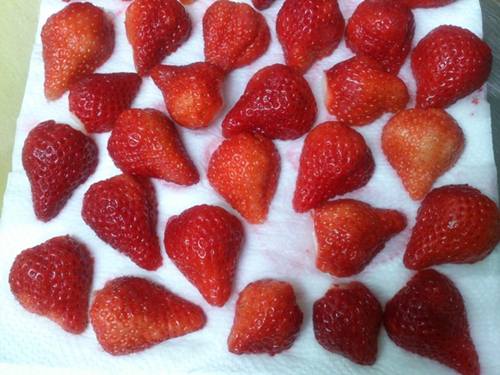 Bánh bí đỏ cuộn bột quế vàng ươm bắt mắt