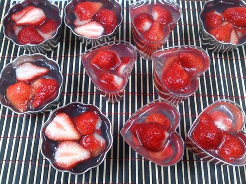 Bánh bí đỏ cuộn bột quế vàng ươm bắt mắt