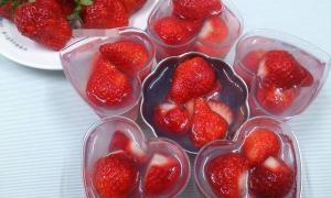 Bánh bí đỏ cuộn bột quế vàng ươm bắt mắt