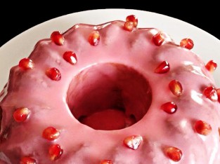 Bánh bông lan cam đỏ và lá hương thảo