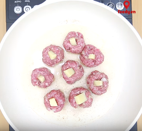 Bánh bông lan chocolate phủ dừa ngọt ngào đầy quyến rũ