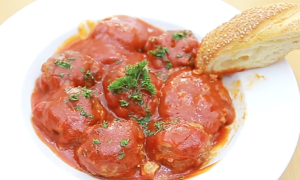 Bánh bông lan chocolate phủ dừa ngọt ngào đầy quyến rũ