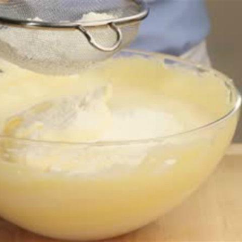 Cách làm bánh bông lan cuộn