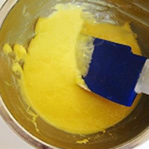 Cách làm bánh bông lan cuộn cam