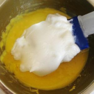 Cách làm bánh bông lan cuộn cam