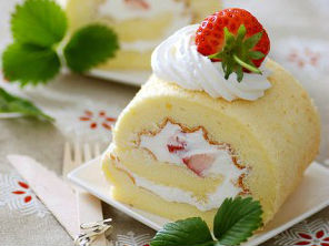 Bánh bông lan cuộn dâu tây