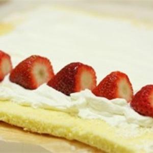 Cách làm bánh bông lan cuộn dâu