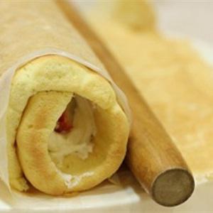 Cách làm bánh bông lan cuộn dâu