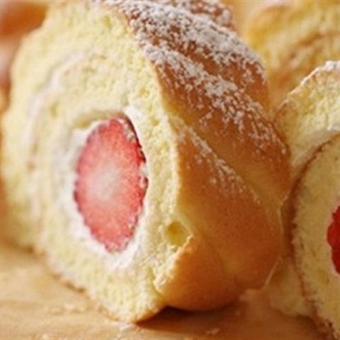 Cách làm bánh bông lan cuộn dâu