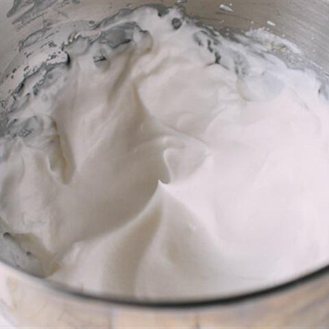 Cách làm bánh bông lan cuộn kem mềm