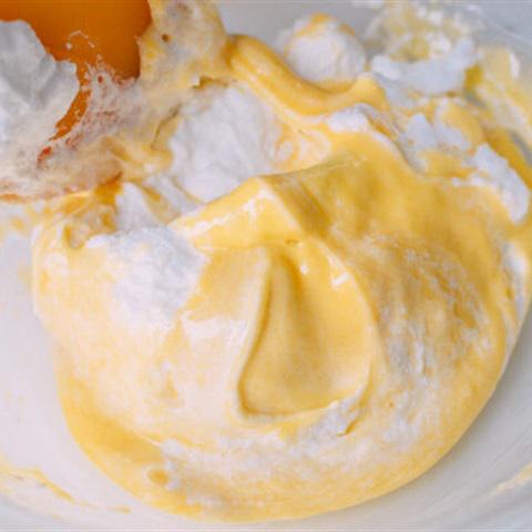 Cách làm bánh bông lan cuộn kem mềm