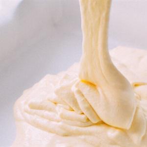 Cách làm bánh bông lan cuộn kem mềm