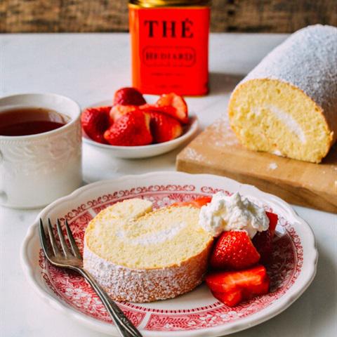 Cách làm bánh bông lan cuộn kem mềm