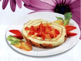 Bánh bông lan cuốn mứt trái cây