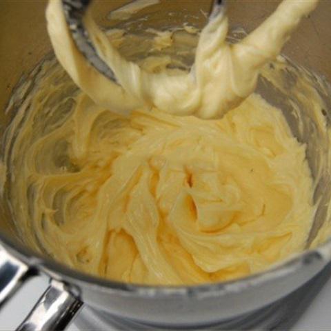 Cách làm bánh bông lan hình quả trứng