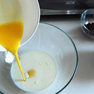 Cách làm bánh bông lan nhân nho khô