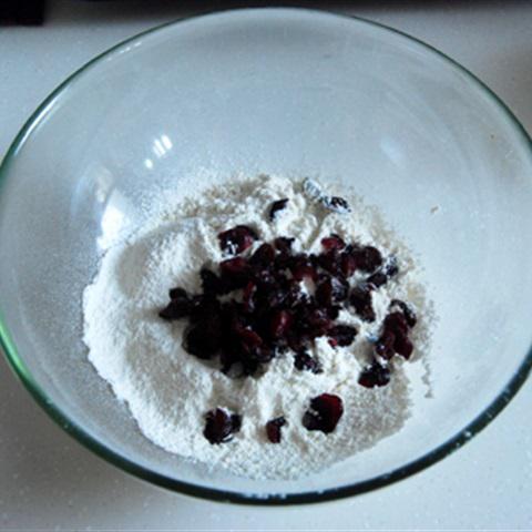 Cách làm bánh bông lan nhân nho khô