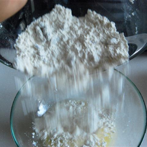 Cách làm bánh bông lan nhân nho khô