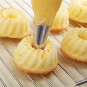 Cách làm bánh bông lan nhân táo