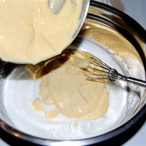 Cách làm bánh bông lan nho khô