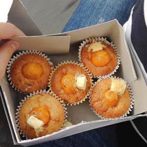 Cách làm bánh bông lan trứng muối phô mai