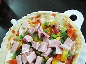 Bánh calzone ớt chuông với thịt hun khói