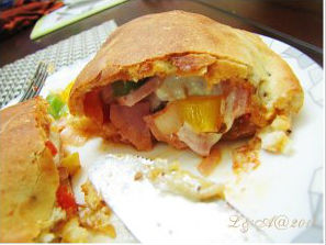 Bánh calzone ớt chuông với thịt hun khói