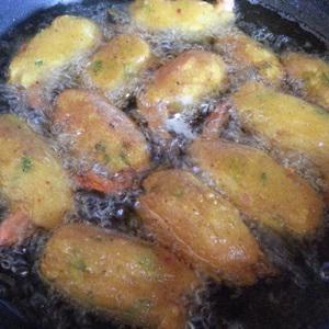 Cách làm bánh cay bọc tôm chiên