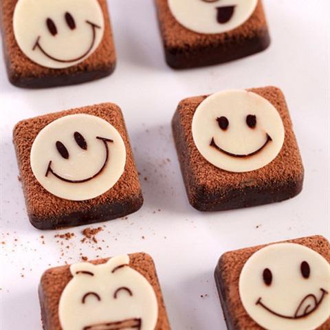 Cách làm bánh chocolate hình mặt cười