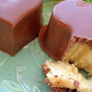 Cách làm bánh chocolate nhân dừa hình trái tim