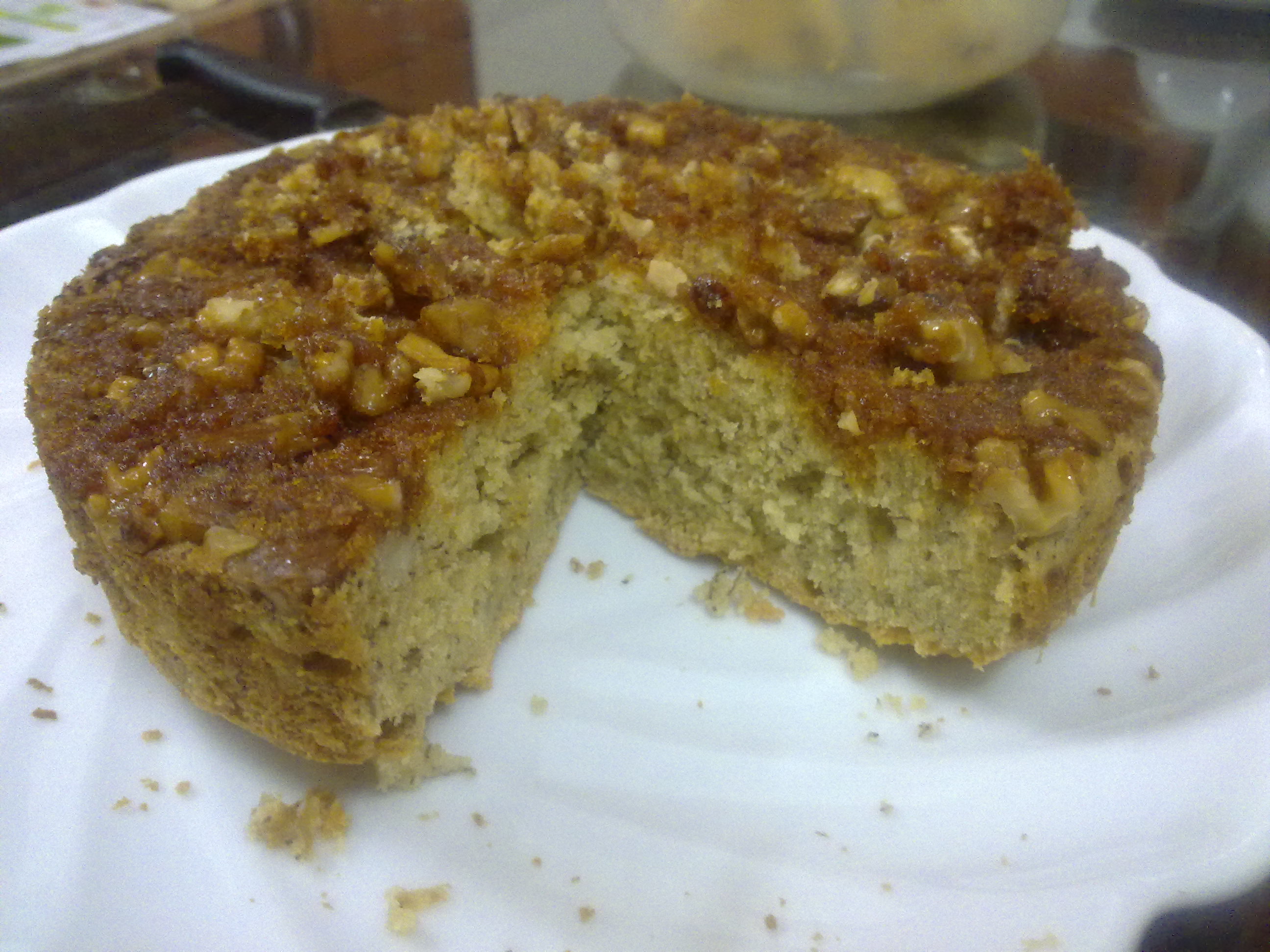 Bánh chuối phủ caramel và hạt óc chó