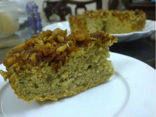 Bánh chuối phủ caramel và hạt óc chó