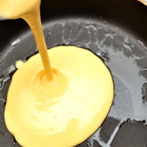 Cách làm bánh crepe chuối ngào đường